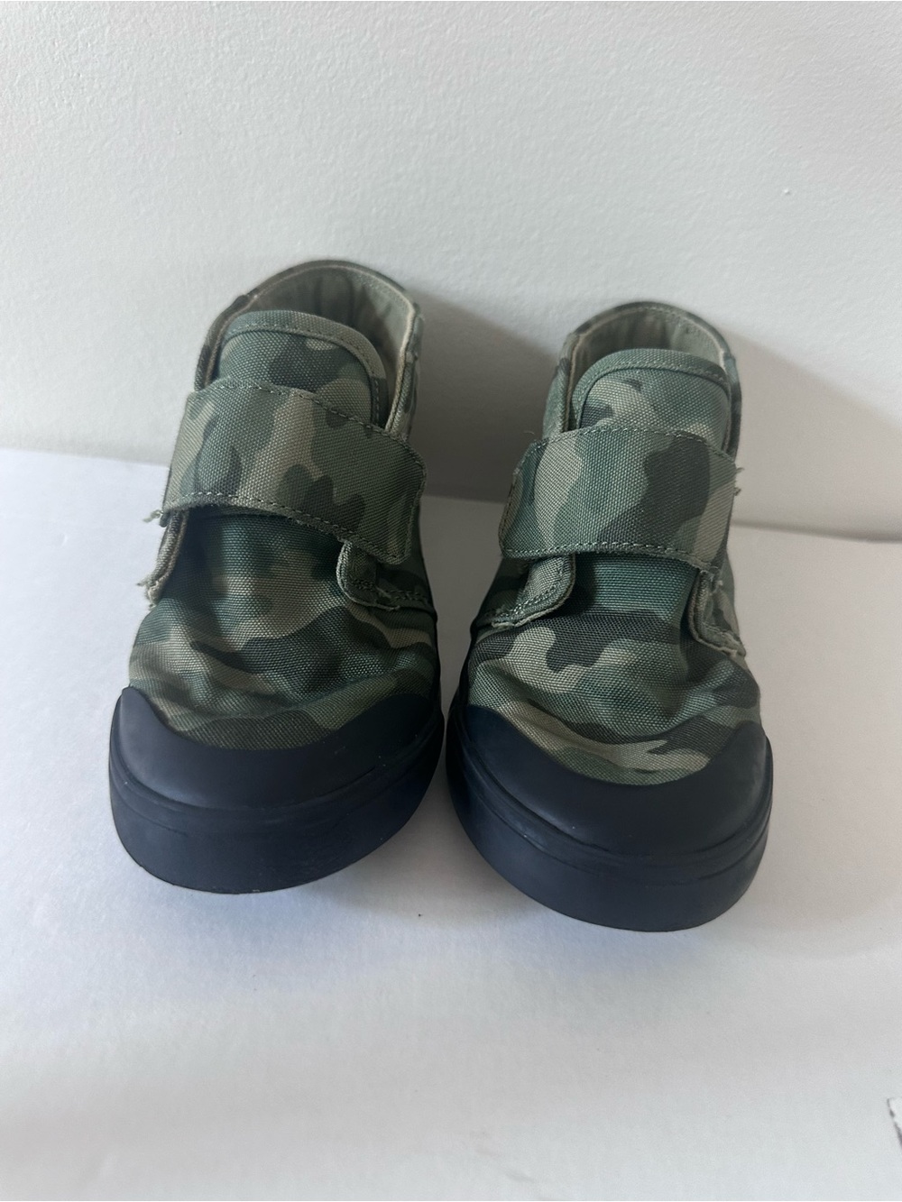 Old navy Camo Shoes with Strap, great condition. Kids size10